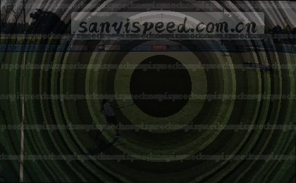 手机屏幕前,手指滑动浏览网页。
